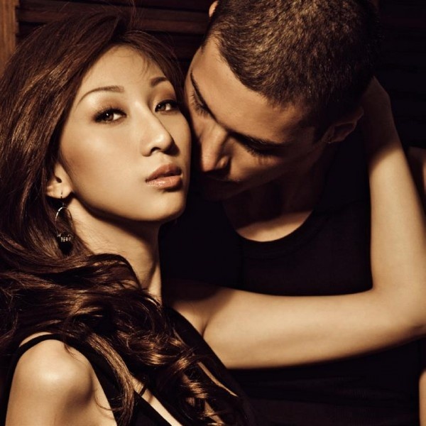 Năm 2010: Tấm ảnh ấn tượng của Lều Phương Anh và Brando, anh chàng người Ý đóng cặp cùng cô trong MV Em vẫn còn yêu. MV nằm trong single đầu tay Nếu biết trước, ra mắt 9–2011.