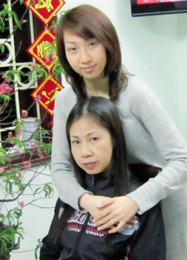 Năm 2010: Lều Phương Anh chụp ảnh với bố và mẹ vào dịp Tết năm 2010. Nhà có hai anh em nên cô con gái Út luôn được bố mẹ cưng nhất. Bố mẹ rất mừng khi Phương Anh quyết định về Việt Nam để phát triển sự nghiệp ca hát. Hiện bố mẹ sống tại Hà Nội, còn Lều Phương Anh ở TP. HCM.