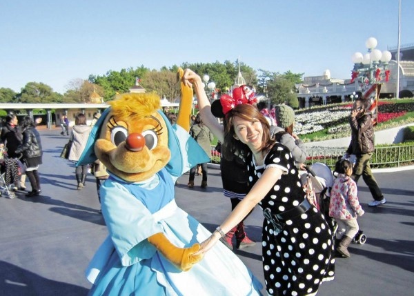 Năm 2001, Lều sang Nhật điều trị vết thương ở chân do tai nạn xe máy, rồi vừa học vừa làm. Gần 10 năm vất vả ở xứ người đã giúp cô thắp lên hy vọng trở thành ca sĩ. Ảnh chụp tại Công viên Disneyland, Nhật Bản năm 2009.