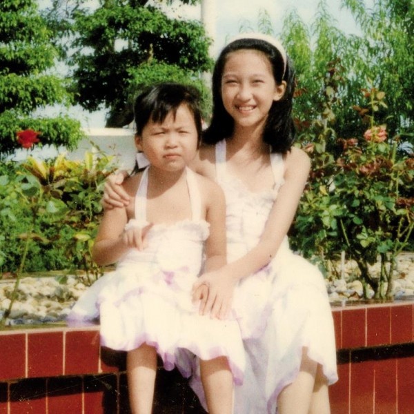 Năm 1991, Lều (10 tuổi) chụp ảnh với em họ khi lên Hải Phòng thăm nhà dì. Kinh tế gia đình khó khăn, bố mẹ di chuyển liên tục giữa Hà Nội – Sài Gòn vì công việc nên Lều cũng chuyển trường mỗi năm.