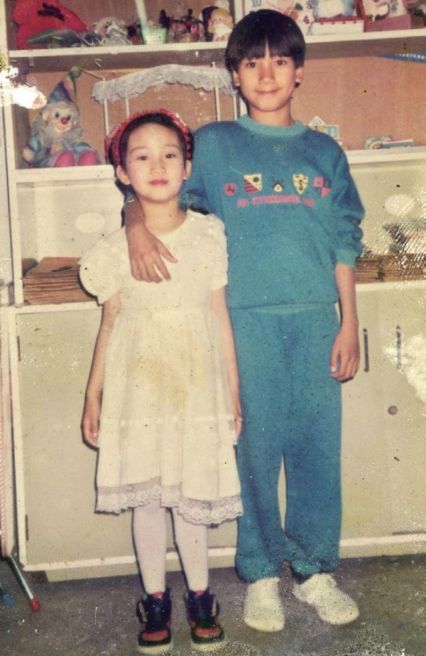 Năm 1986, Lều chụp ảnh cùng anh trai năm sáu tuổi, tại nhà ở Hồng Kông. Thời điểm này, Lều chuẩn bị về Hà Nội để đi học. Hồi ấy, gia đình rất khá giả nên cô út đi đâu cũng có xe hơi đưa rước.