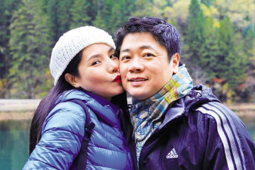 Kiwi Ngo Mai Trang va chong van luon viet thu cho nhau hinh anh