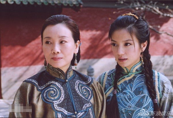 Chồng Mộc Lan đi lăng nhăng bên ngoài và có con riêng. Khi mẹ đứa trẻ mất, Mộc Lan  đã chăm sóc đứa bé tận tình như con ruột của mình.