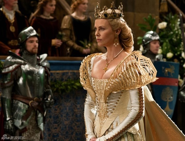 Charlize Theron vào vai Hoàng hậu Ravenna - bà mẹ kế của Bạch Tuyết trong  bộ phim điện ảnh Snow White & the Huntsman.
