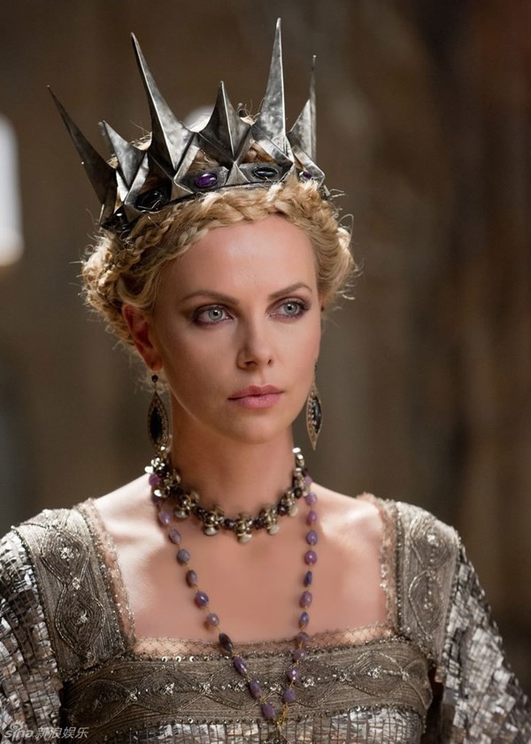 Nhan sắc lộng lẫy cùng với diễn xuất tuyệt vời của Charlize Theron đã giúp vai diễn  Hoàng hậu Ravenna ích kỷ, độc ác trở thành tâm điểm của bộ phim, làm  lu mờ hoàn toàn nàng Bạch Tuyết (Kristen Stewart).