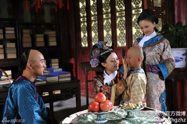 Tuy nhiên, đối với những người cô yêu quý, Chân Hoàn vẫn hết sức dịu dàng và ra  sức bảo vệ họ. Dù không phải là mẹ đẻ của Tứ A ca Hoằng Lịch, nhưng Chân Hoàn