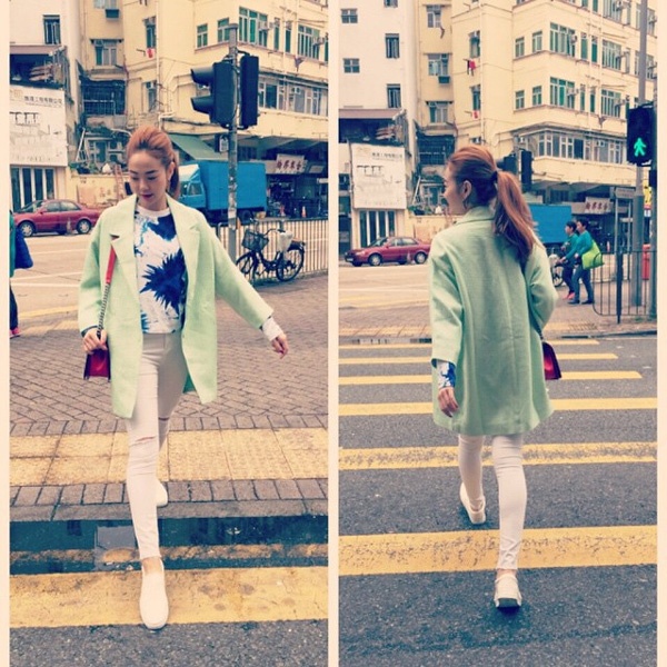 Áo blazer, quần denim rách và áo họa tiết giúp Minh Hắng có set đồ nổi bật trên phố. 