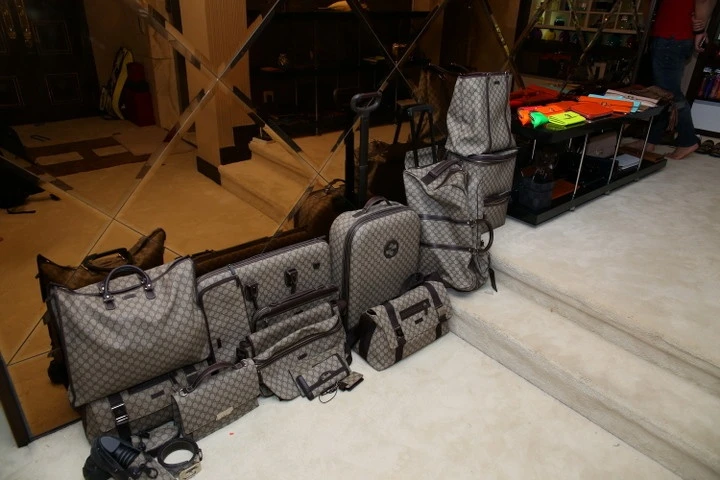 Bởi mục đích của anh khi quyết định chia sẻ các BST này là để chiều fan, những người yêu mến mình thật sự chứ không có mục đích khoe khoang bởi như nam ca sỹ đã chia sẻ thì nếu khoe, anh có nhiều thứ đáng khoe hơn.