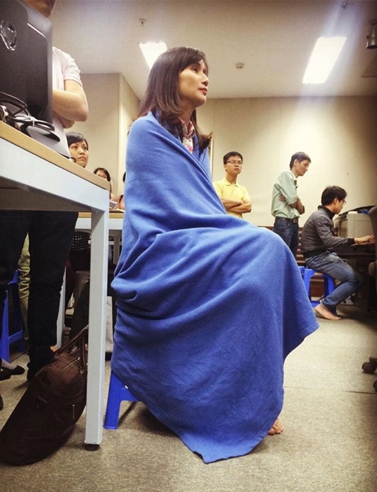 Khoảnh khắc đáng yêu của BTV Lê Bình khi chị vừa chùm chăn vừa làm việc với các cộng sự.