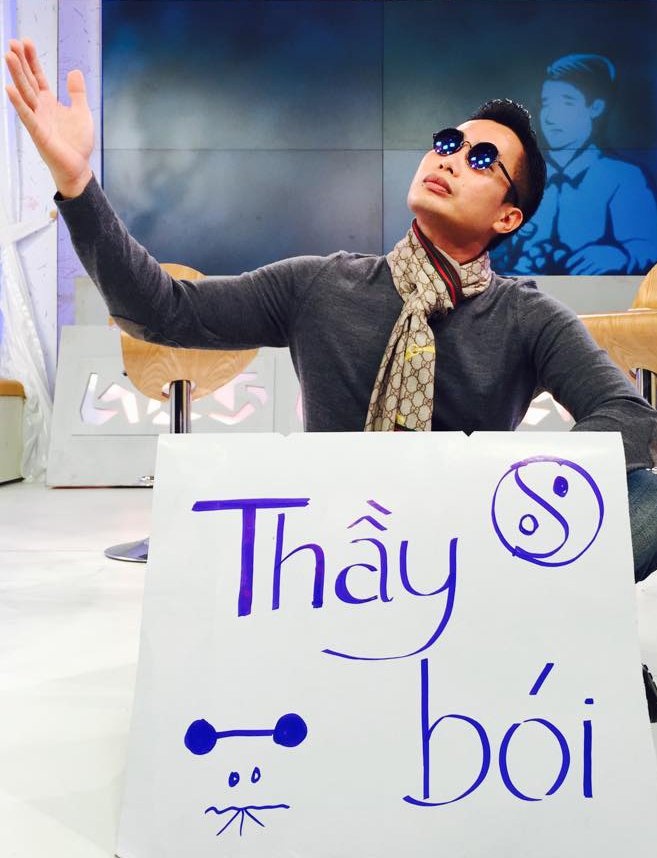 BTV Hoa Thanh Tùng với khoảnh khắc ngộ nghĩnh ở hậu trường một buổi ghi hình chương trình Bữa trưa vui vẻ.