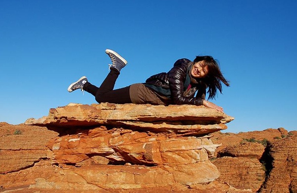 MC Diễm Quỳnh tạo dáng rất điệu trên núi đá.