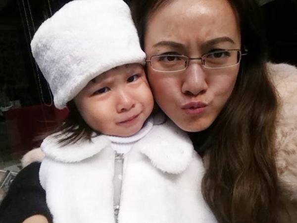 BTV Hoài Anh ngộ nghĩnh bên con gái.