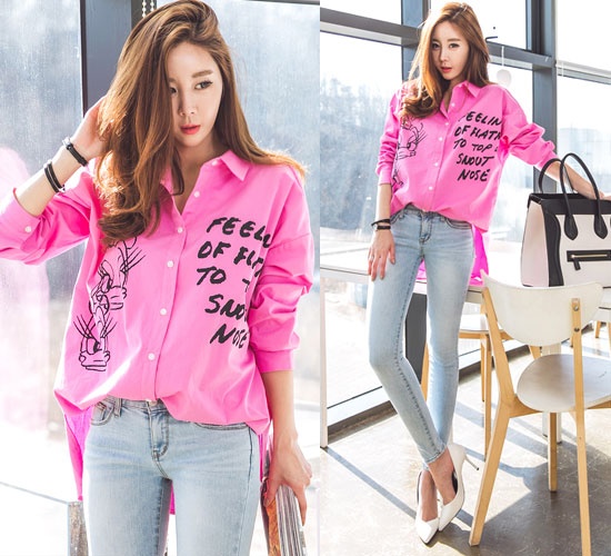 Slogan và cartoon cũng là xu hướng thời trang gây sốt trên sàn diễn mùa xuân - hè năm nay. Vì vậy, một chiếc áo sơmi kết hợp slogan và cartoon chắc chắn sẽ  giúp bạn khẳng định danh hiệu 