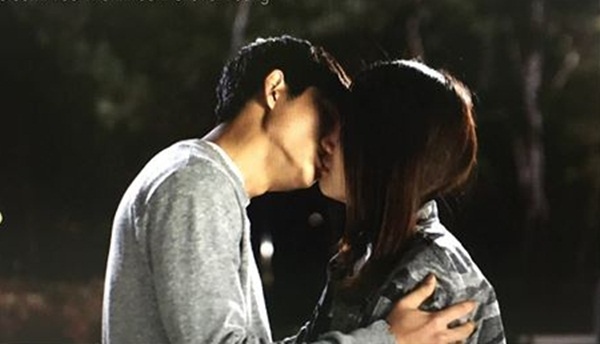 Bộ phim Tuổi thanh xuân hiện đang tạo nên cơn sốt  bởi câu chuyện tình yêu lãng mạn  nhưng gặp nhiều sóng gió của cô gái Việt Nam xinh đẹp tên Linh (Nhã Phương)  và ngôi sao Hàn Quốc Junsu (Kang Tae Oh).