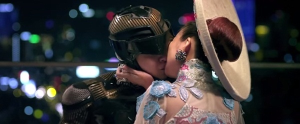 ô nàng đỏng đảnh Kỳ Kỳ (Thanh Hằng) có nụ hôn cuồng nhiệt với anh chàng siêu nhân (Ngô Kiến Huy) trong phim Siêu nhân X.