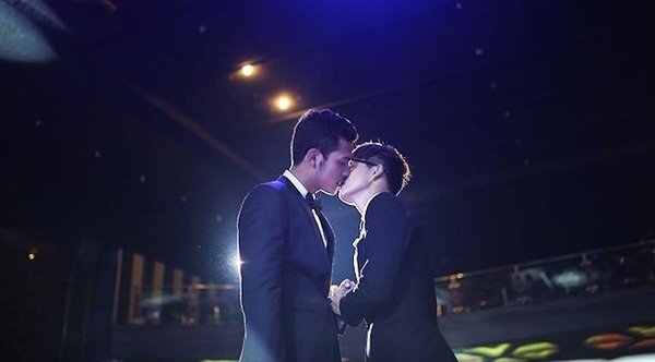 Nụ hôn say đắm mà cặp đôi dành cho nhau.