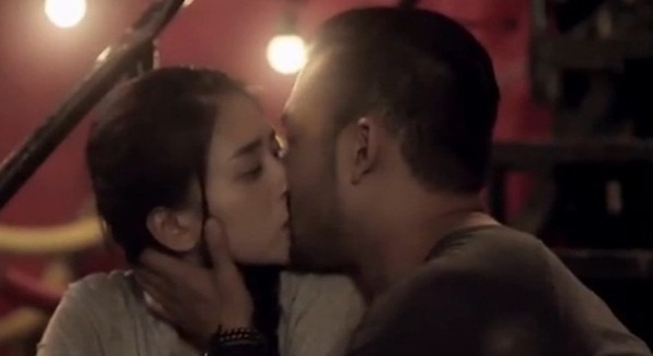 Một nguồn tin từ ê kíp sản xuất cho biết, cảnh hôn này chỉ diễn ra một lần nhưng  kéo dài đến 3 phút. Lúc ấy, cả Ngô Thanh Vân và “người tình tin đồn” đều quá nhập vai,  đến nỗi đạo diễn Cường Ngô đã hô cắt nhưng cả hai vẫn chưa chịu dừng lại.