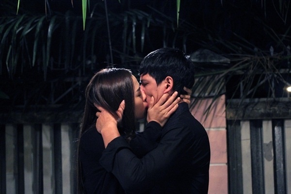 Bộ phim Đổi đời có sự góp mặt của 2 siêu mẫu là Bình Minh và Kim Cương trong  vai Hạnh Nhân và Quang. Hạnh Nhân là cô gái xinh đẹp và có học thức.  Sau một vài lần gặp gỡ, Hạnh Nhân “cảm” ngay Quang -  chàng trai đã có một đời vợ, nghèo khó nhưng có tài.