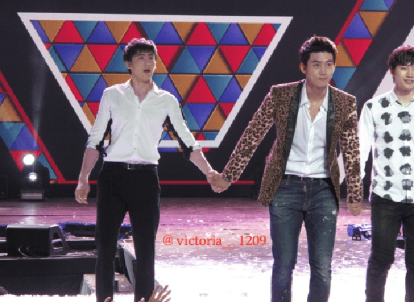 Trong khi đó, 2 chàng trai