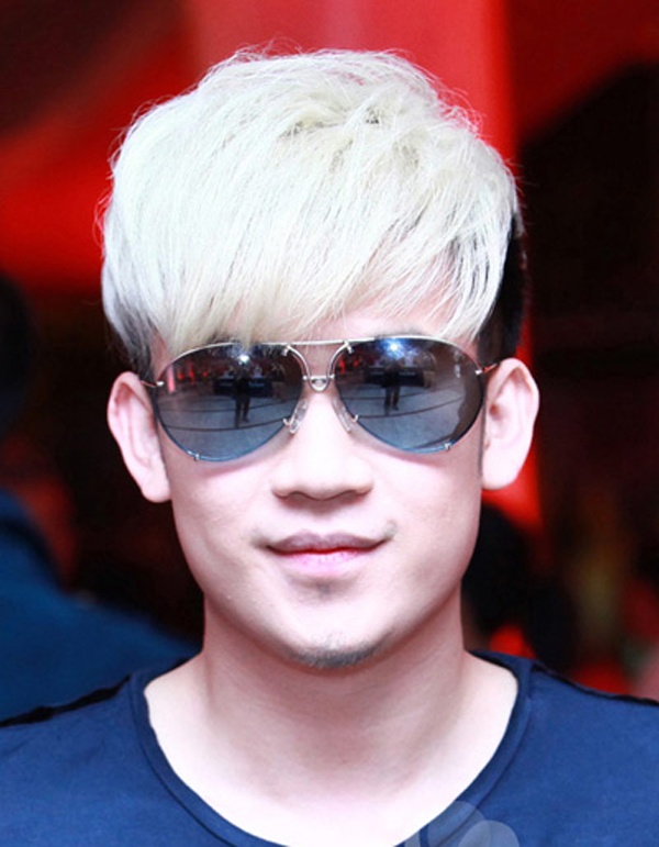 a sĩ Dương Triệu Vũ tóc undercut nhuộm bạch kim cực chất.