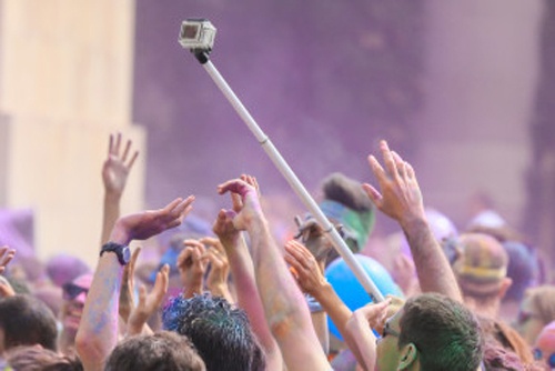 Gay 'tu suong' bi cam cua tai festival am nhac hinh anh