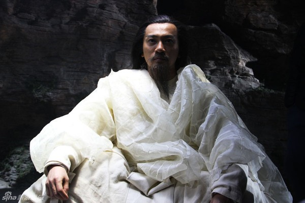 Theo đúng phiên bản truyện gốc thì đầu tiên Vô Nhai Tử yêu Lý Thu Thủy, sinh ra đứa con gái gả vào nhà họ Vương. Như vậy họ là ông bà ngoại của Vương Ngữ Yên.