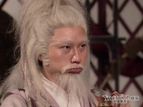 Chu Bá Thông có tính tình trẻ con nhưng võ công siêu phàm. Ông học được Cửu âm chân kinh, võ công Toàn Chân giáo, tự sáng tạo ra Song thủ hỗ bác, được bầu là giỏi nhất ở Hoa Sơn luận kiếm lần 3 với hiệu Trung Ngoan Đồng.