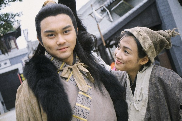 Hoàng Dung là bang chủ Cái Bang, học được Đả cẩu bổng pháp trấn bang cùng một số võ công do cha là Hoàng Dược Sư truyền dạy. Ngoài ra nàng còn có trí tuệ siêu phàm, là người rất khôn ngoan.