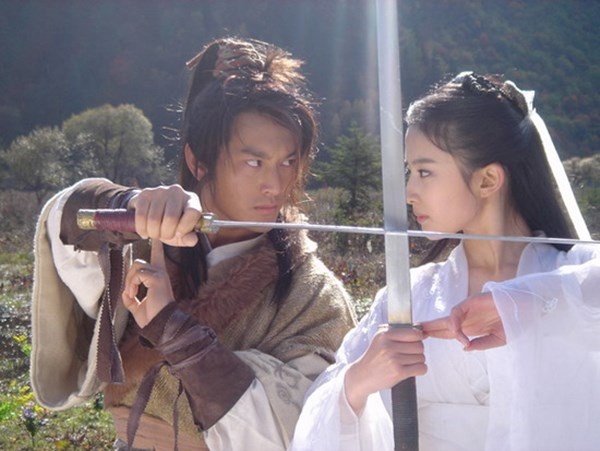 Dương Quá sở hữu khá nhiều bí kíp võ công, nhưng nổi bật nhất có võ công Cổ Mộ, Song kiếm hợp bích, một phần Cửu âm chân kinh. Môn võ mạnh nhất của Dương Quá là Ám nhiên tiêu hồn chưởng, được sáng tạo từ nỗi nhớ Tiểu Long Nữ, nhưng điểm yếu là chỉ dùng được khi đau khổ.