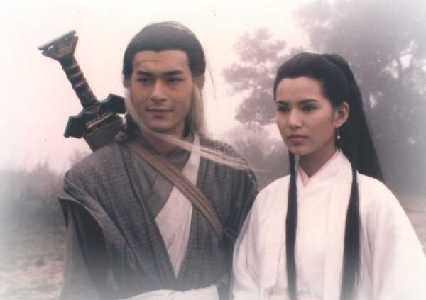 Tiểu Long Nữ học được phần lớn võ công Cổ Mộ, một phần Cửu âm chân kinh cùng Song thủ hỗ bác do Chu Bá Thông dạy.