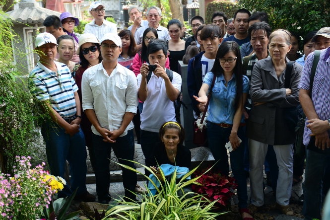 Cô Dương Trần Thị Nga (ngồi) xúc động khi có mặt tại nghĩa trang Gò Dưa tưởng nhớ cố nhạc sĩ Trịnh Công Sơn sáng 1/4.