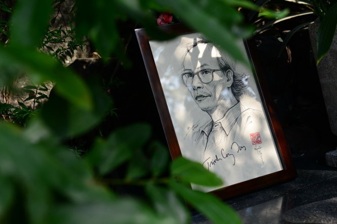 Bức họa chân dung của một họa sĩ vẽ đặt tại ngôi mộ cố nhạc sĩ Trịnh Công Sơn.
