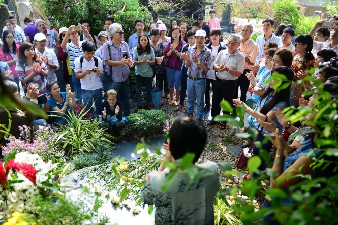 Cô Trịnh Vĩnh Trinh cùng mọi người hát vang bài Nối vòng tay lớn tưởng nhớ nhạc sĩ Trịnh Công Sơn