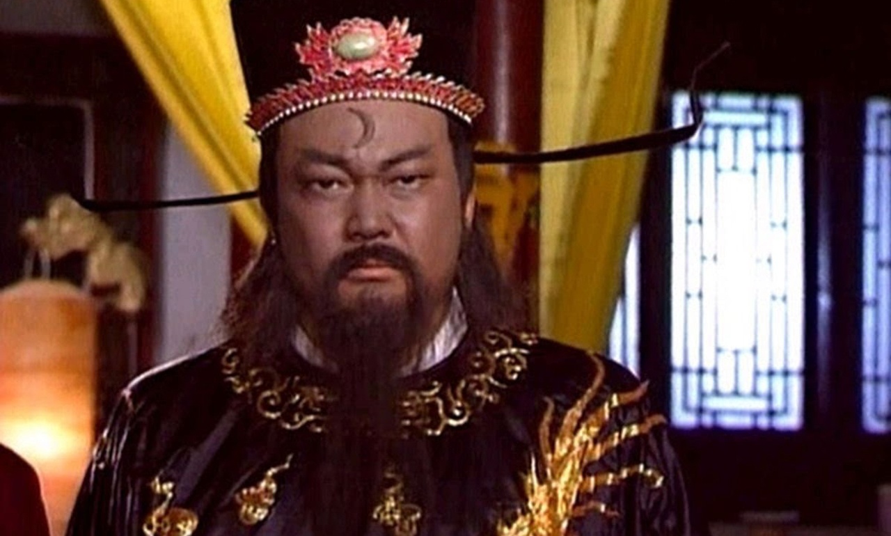 Cái tên nổi tiếng nhất trong số đó chắc chắn là “Bao Thanh Thiên” Kim Siêu Quần. Trước khi nổi danh với vai diễn này, nam diễn viên sinh năm 1951 đã phải lao đao mưu sinh. Bao Thanh Thiên được xem như vai diễn “đo ni đóng giày” cho diễn viên họ Kim, cùng thời đó, không một diễn viên nào đảm nhận vai diễn này. Kim Siêu Quần lập kỉ lục khi góp mặt hơn 700 tập phim về nhân vật này trong các bộ phim do Đài Loan, Hong Kong, Singapore… sản xuất.