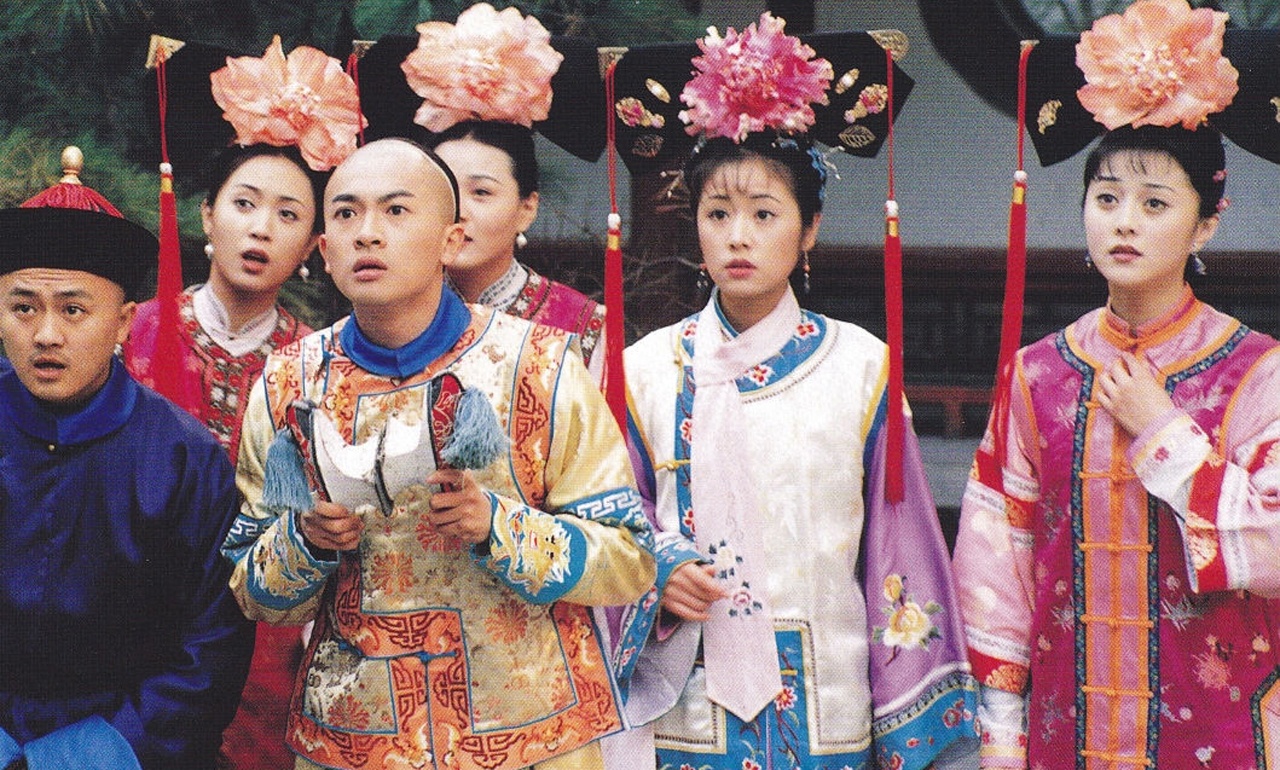 Vốn quen cuộc sống thôn dã, cả ba đều khó hòa nhập với chốn hoàng cung, lại chịu những ghen ghét đố kị của các thế lực thù địch. Thế nhưng với tình bạn bè, chị em thân thiết, cả ba luôn bên cạnh giúp đỡ nhau vượt qua mọi khó khăn, thách thức.