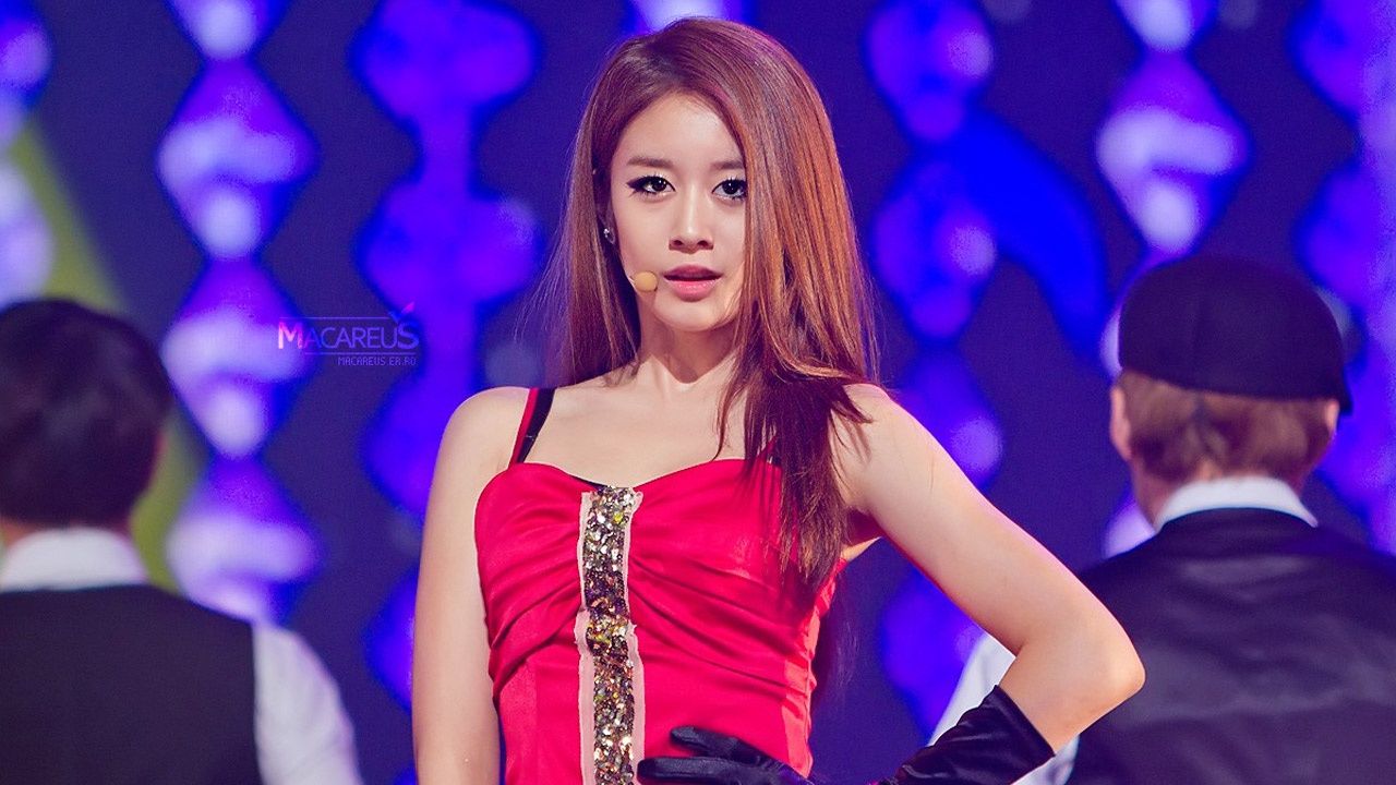 Jiyeon (T-ara) rất nhiều lần bị chê bai vì có đôi mắt nhỏ và quá sát nhau.