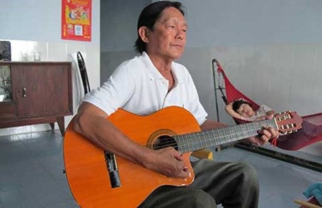 Nhac si bolero ngheo ca doi khong mua noi cay dan hinh anh