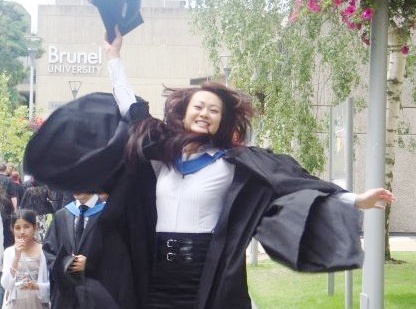 Vẻ vui mừng của người đẹp tại ngôi trường đại học cô theo đuổi.