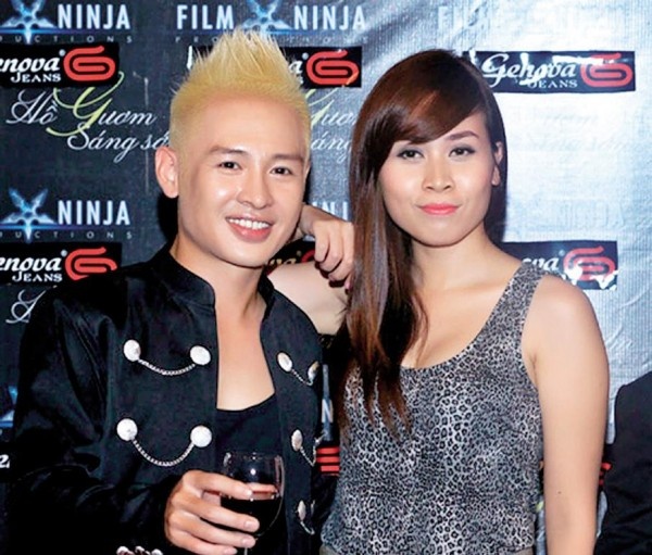 Cùng ca sĩ Lưu Hương Giang trong buổi ra mắt Hồ Gươm sáng sớm. Mái tóc nhuộm vàng hoe khiến chàng hoàng tử trông như một… tay chơi!