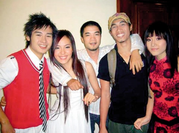 Hoàng Hải chụp ảnh cùng các ca sĩ tham gia cuộc thi Sao Mai – Điểm hẹn 2006 trong hậu trường. Giọng ca sáng, đẹp cùng ngoại hình “baby” đã giúp anh chàng đoạt giải nhất do khán giả bình chọn.