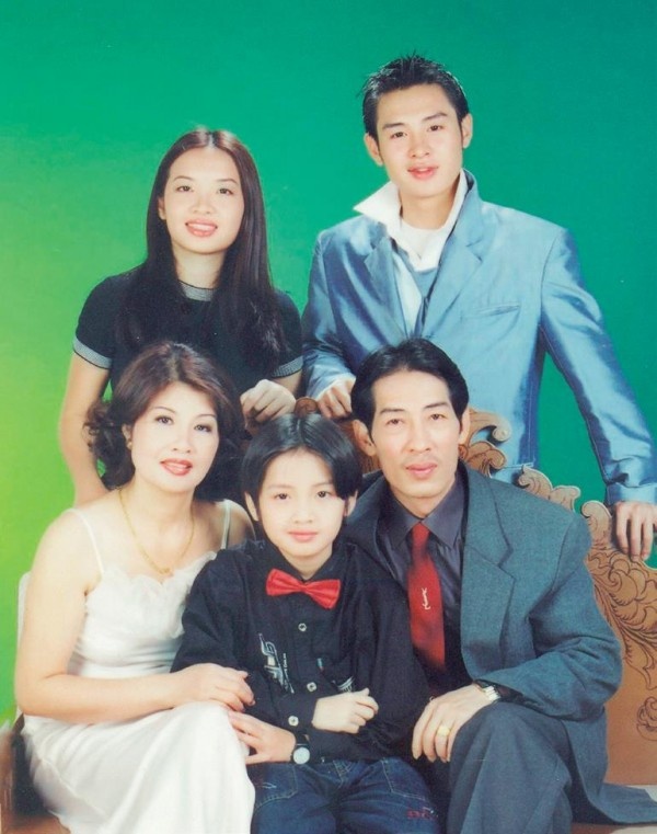 Cả nhà đi chụp ảnh dịp Tết, năm Hoàng Hải học lớp 12. Năm 2003, Hải tốt nghiệp khoa Thanh nhạc trường Cao đẳng Văn hóa Nghệ thuật, Hà Nội.