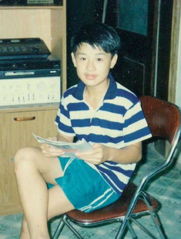 Hải “béo” chụp ảnh tại nhà, năm học lớp 7. Anh chàng đặc biệt sung sướng mỗi khi được trổ tài ca hát, tham gia các hoạt động văn nghệ của lớp, trường.