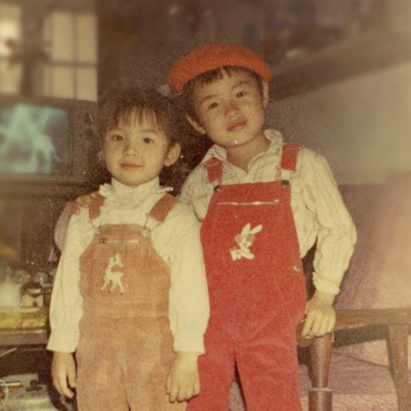 Hoàng Hải và em gái mặc đồng phục vào dịp Tết. Hồi nhỏ, Hải dễ tính, ăn gì cũng ngon nên rất mũm mĩm, trắng trẻo.