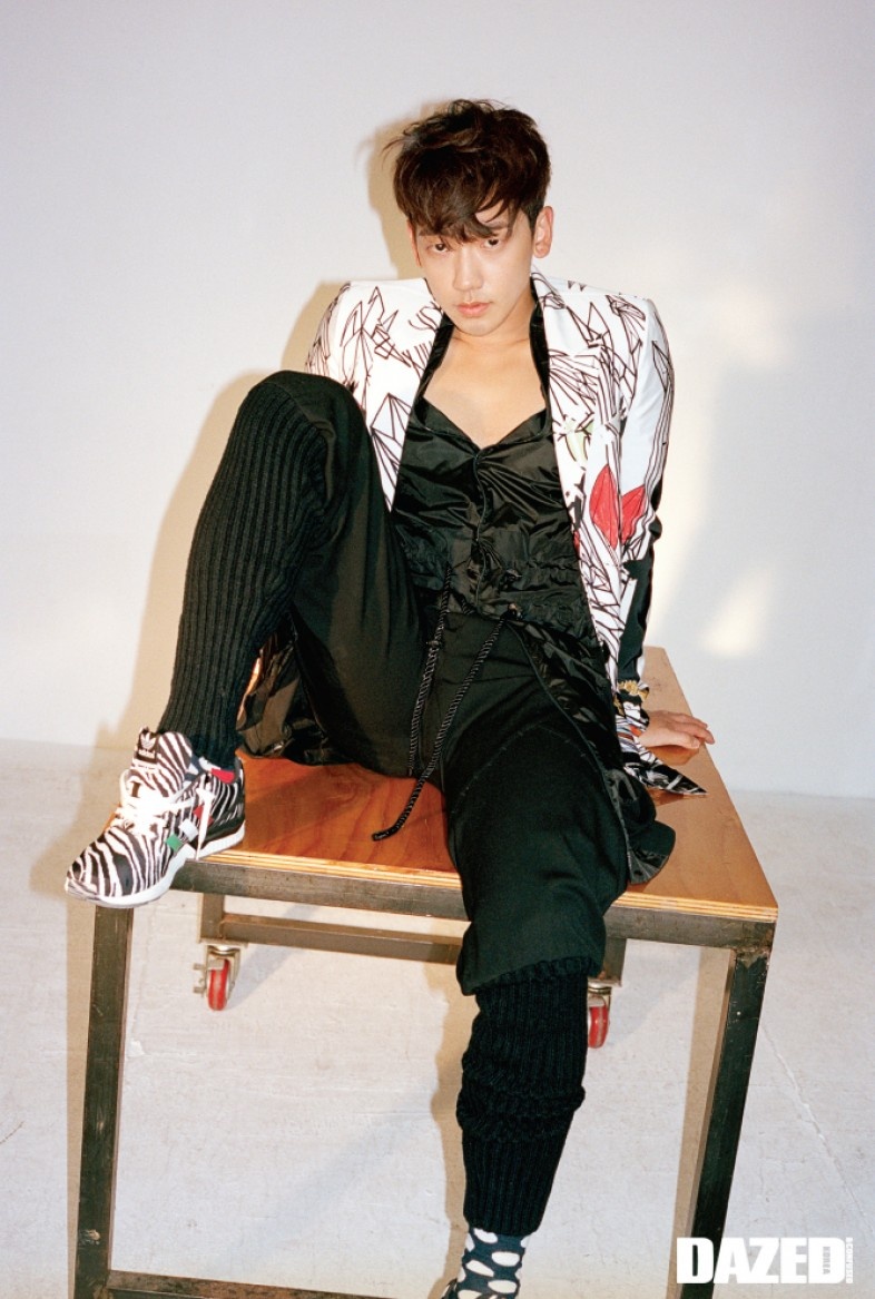 Không chỉ là ca sĩ, diễn viên, Rain còn là giám đốc điều hành của công ty giải trí JTune Entertainment, sở hữu chuỗi cửa hàng thời trang Six To Five (được đặt tên theo ngày sinh của anh - 26/5) và vô số bất động sản. Nếu kết hôn, Rain và Kim Tae Hee sẽ là cặp đôi ngôi sao nắm trong tay giá trị bất động sản lớn nhất.