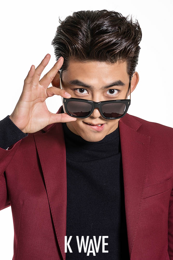 Anh chàng Taec Yeon điển trai của 2PM kiếm tiền bằng chính những bức vẽ... mèo dễ thương của mình. Chú mèo của Taec Yeon có thương hiệu là OKCat và xuất hiện trên không ít mẫu áo phông, nơ, búp bê.