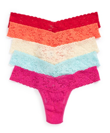 4. Giặt đồ lót: Máy trộn salad là cách tiện dụng để vắt bớt nước khỏi đồ bơi hoặc giặt những món đồ chip mỏng manh. Chỉ cần quay đồ cần giặt với một ít bột giặt, sau đó đem phơi khô.