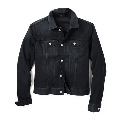 2. Giữ màu quần áo bò: Bí quyết ở đây chính là tránh xa bột giặt. Thay vào đó, cách làm sạch đồ jeans đơn giản nhất là ngâm quàn áo trong nước lạnh với 1 cốc giấm trắng. Sau đó, phơi khô. Không chỉ giúp đồ jeans bền hơn, giấm còn giúp loại bỏ mùi ẩm mốc.