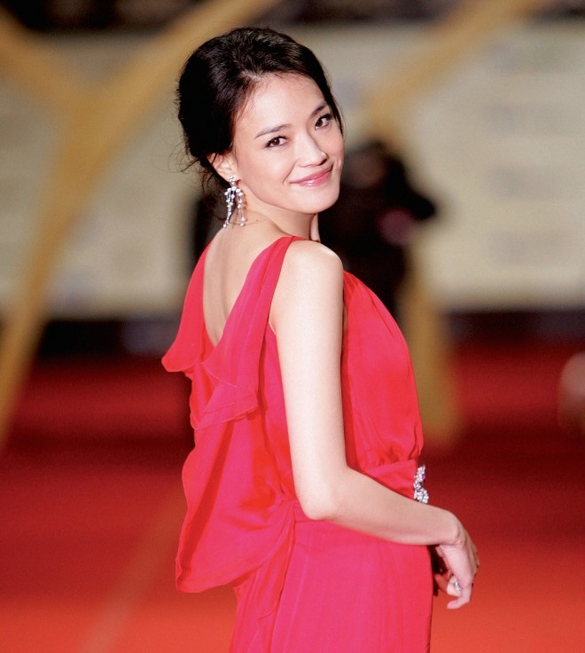 Thư Kỳ là người yêu thích vẻ đẹp tự nhiên cùng làn da sáng trong. Gam màu yêu thích của cô thường là màu trung tính, nhẹ nhàng như hồng, tím nhạt… Bí quyết của cô rất đơn giản, chỉ cần vài nét chấm phá, điểm nhấn trên khuôn mặt và dùng sản phẩm kem dưỡng để làm mờ tàn nhang.