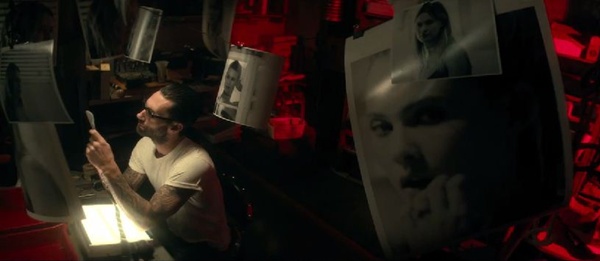Adam Levine trong MV Animals