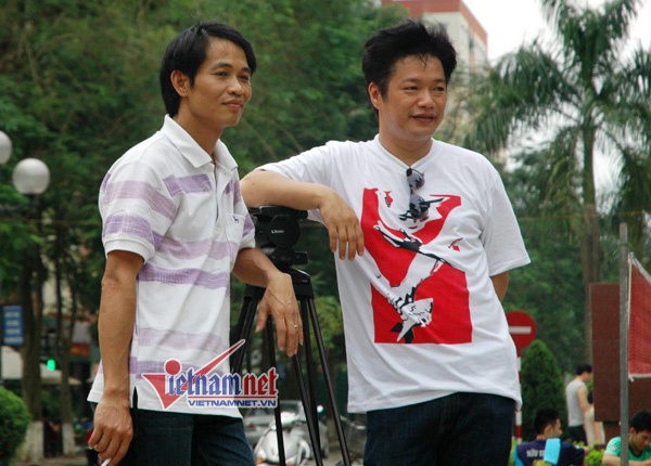 Chiến Thắng (phải) trong một buổi đi tác nghiệp ngoài trời.